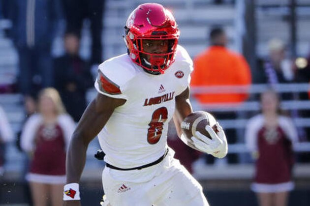 Louisville quarterback Lamar Jackson runs the ball during the second half of Louisville's 52-7 win over Boston College in an NCAA football game at Alumni Stadium in Boston, Mass. Saturday, Nov. 5, 2016. (AP Photo/Winslow Townson)