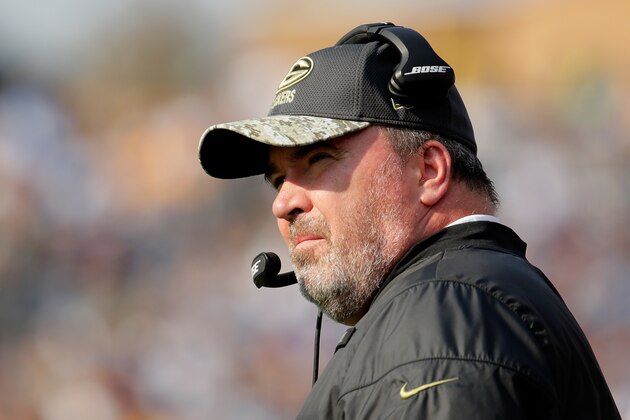 NASHVILLE, TN - NOVEMBER 13:  Mike McCarthy the head coach of the Green Bay Packers watches the action during the game against the Tennessee Titans at Nissan Stadium on November 13, 2016 in Nashville, Tennessee.  (Photo by Andy Lyons/Getty Images)