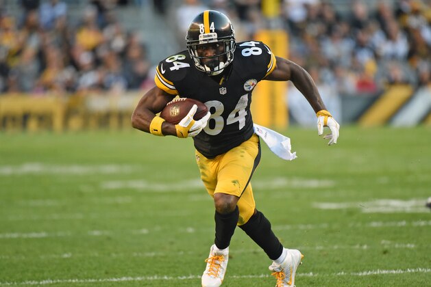 PITTSBURGH, PA - OCTOBER 23: Wide receiver Antonio Brown #84 of the Pittsburgh Steelers runs with the football during a game against the New England Patriots at Heinz Field on October 23, 2016 in Pittsburgh, Pennsylvania. The Patriots defeated the Steelers 27-16. (Photo by George Gojkovich/Getty Images)