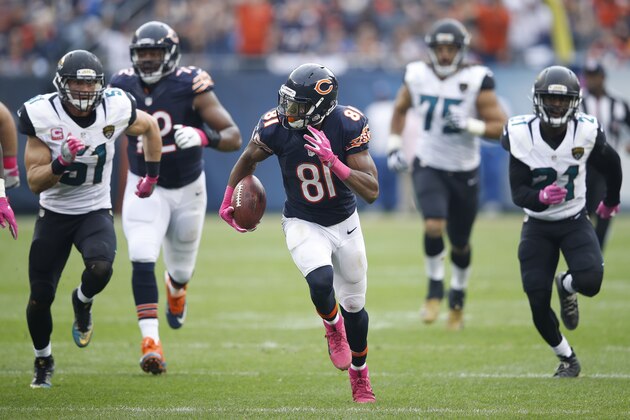 CHICAGO, IL - OCTOBER 16: Cameron Meredith #81 of the Chicago Bears runs with the ball after a reception against the Jacksonville Jaguars during the game at Soldier Field on October 16, 2016 in Chicago, Illinois. The Jaguars defeated the Bears 17-16. (Photo by Joe Robbins/Getty Images)