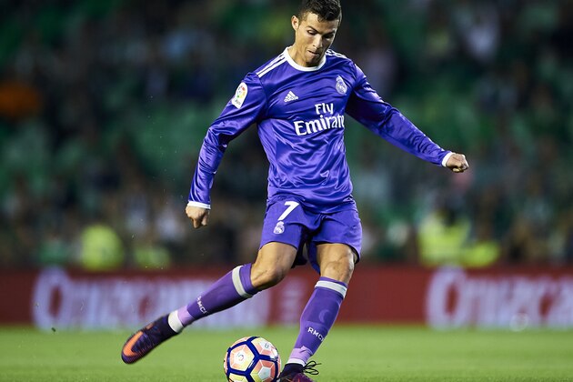 SEVILLE, SPAIN - OCTOBER 15:  Cristiano Ronaldo of Real Madrid CF in action during the match between Real Betis Balompie and Real Madrid CF as part of La Liga at Benito Villamrin stadium October 15, 2016 in Seville, Spain.  (Photo by Aitor Alcalde/Getty Images)