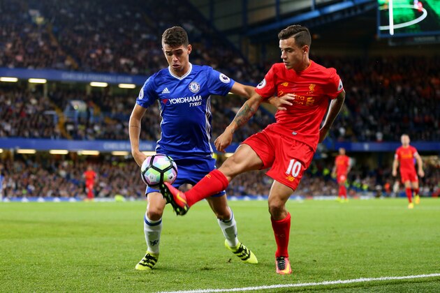 LONDON, ENGLAND - SEPTEMBER 16: Oscar of Chelsea and Philippe Coutinho of Liverpool during the Premier League match between Chelsea and Liverpool at Stamford Bridge on September 16, 2016 in London, England. (Photo by Catherine Ivill - AMA/Getty Images)