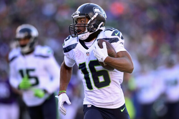 MINNEAPOLIS, MN - JANUARY 10:  Tyler Lockett #16 of the Seattle Seahawks runs with the ball in the fourth quarter against the Minnesota Vikings during the NFC Wild Card Playoff game at TCFBank Stadium on January 10, 2016 in Minneapolis, Minnesota.  (Photo by Hannah Foslien/Getty Images)
