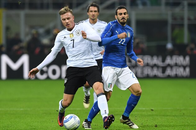 MILAN, ITALY - NOVEMBER 15:  Davide Zappacosta of Italy fights for the ball with Yannick Gerhardt of Germany during the International Friendly Match between Italy and Germany at Giuseppe Meazza Stadium on November 15, 2016 in Milan, .  (Photo by Valerio Pennicino/Getty Images)