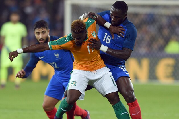 France's midfielder Nabil Fekir (L) and France's midfielder Moussa Sissoko (R) vie with Ivory Coast's defender Serge Aurier (C) during the friendly football match France vs Ivory Coast on November 15, 2016 at the Bollaert stadium in Lens. / AFP / DENIS CHARLET        (Photo credit should read DENIS CHARLET/AFP/Getty Images)