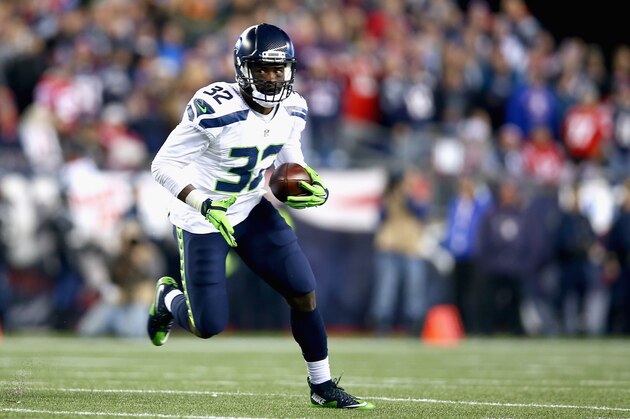FOXBORO, MA - NOVEMBER 13:  Christine Michael #32 of the Seattle Seahawks carries the ball during the second quarter of a game against the New England Patriots at Gillette Stadium on November 13, 2016 in Foxboro, Massachusetts.  (Photo by Adam Glanzman/Getty Images)