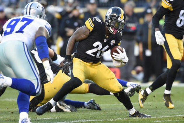 Pittsburgh Steelers running back Le'Veon Bell (26) rushes during the first half of an NFL football game against the Dallas Cowboys in Pittsburgh, Sunday, Nov. 13, 2016. (AP Photo/Don Wright)