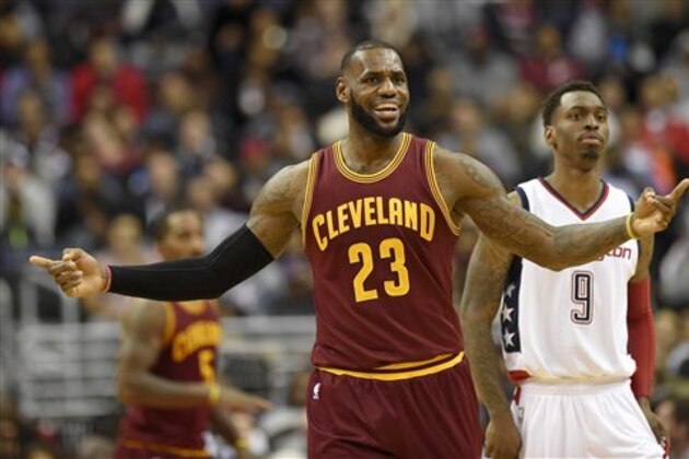 LeBron James, de los Cavaliers de Cleveland, hace un gesto junto a Sheldon McClellan, de los Wizards de Washington, el viernes 11 de noviembre de 2016 (AP Foto/Nick Wass)