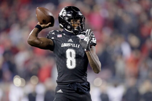 LOUISVILLE, KY - NOVEMBER 12:  Lamar Jackson #8 of the Louisville Cardinals throws a touchdown pass pass during the game against the Wake Forest Deamon Deacons at Papa John's Cardinal Stadium on November 12, 2016 in Louisville, Kentucky.  (Photo by Andy Lyons/Getty Images)