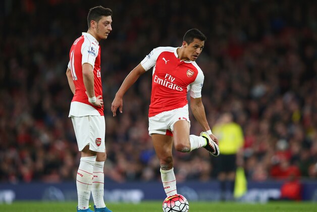 LONDON, ENGLAND - APRIL 21:  Mesut Ozil and Alexis Sanchez of Arsenal prepare to kick off during the Barclays Premier League match between Arsenal and West Bromwich Albion at the Emirates Stadium on April 21, 2016 in London, England.  (Photo by Paul Gilham/Getty Images)