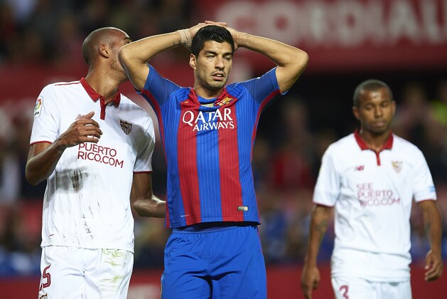 SEVILLE, SPAIN - NOVEMBER 06:  Luis Suarez of FC Barcelona reacts during the match between Sevilla FC vs FC Barcelona as part of La Liga at Ramon Sanchez Pizjuan Stadium on November 6, 2016 in Seville, Spain.  (Photo by Aitor Alcalde/Getty Images)