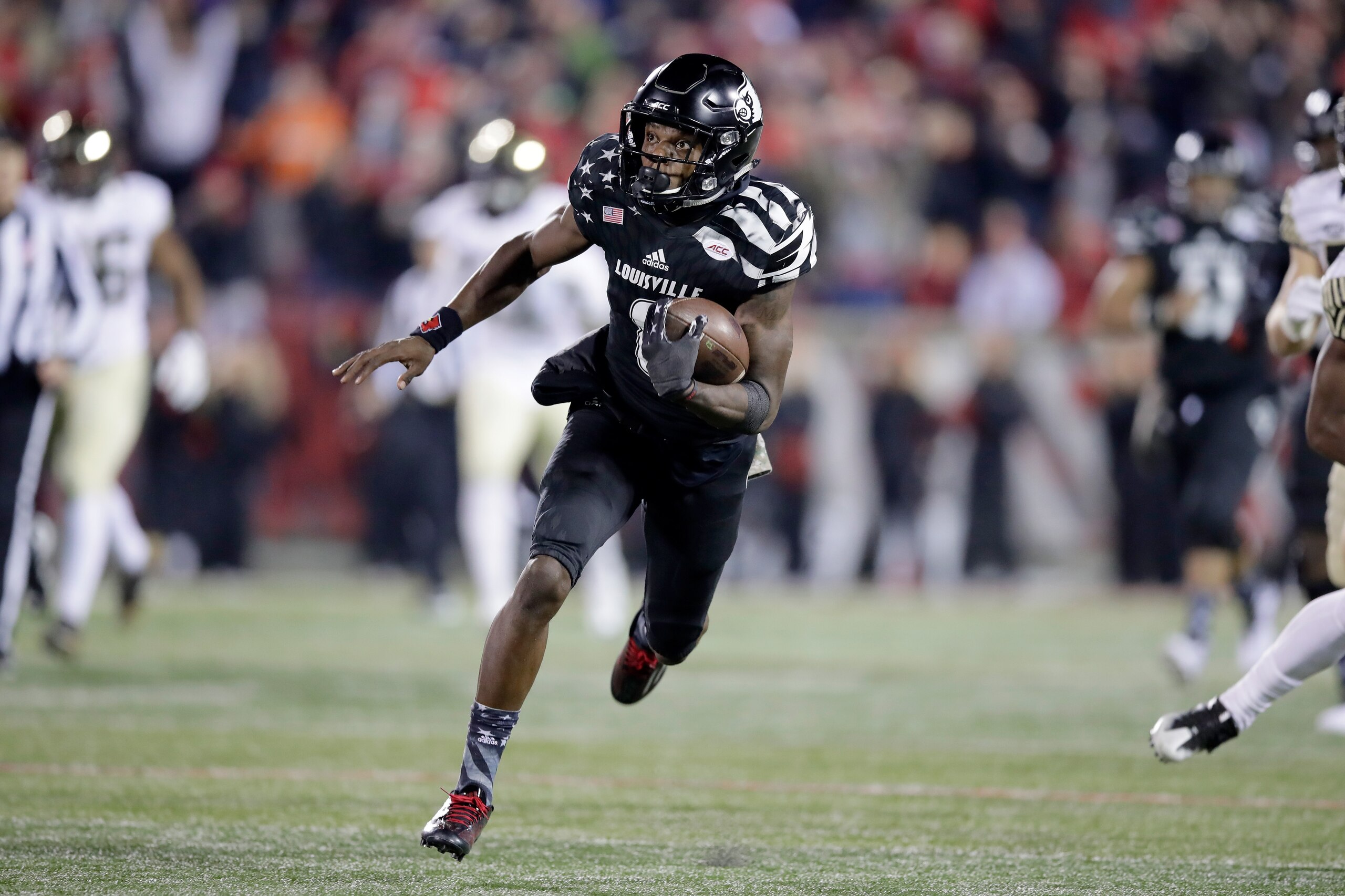 LOUISVILLE, KY - NOVEMBER 12:  Lamar Jackson #8 of the Louisville Cardinals runs with the ball during the game against the Wake Forest Deamon Deacons at Papa John's Cardinal Stadium on November 12, 2016 in Louisville, Kentucky.  (Photo by Andy Lyons/Getty Images)