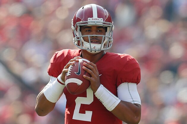 TUSCALOOSA, AL - NOVEMBER 12:  Jalen Hurts #2 of the Alabama Crimson Tide looks to pass against the Mississippi State Bulldogs at Bryant-Denny Stadium on November 12, 2016 in Tuscaloosa, Alabama.  (Photo by Kevin C. Cox/Getty Images)