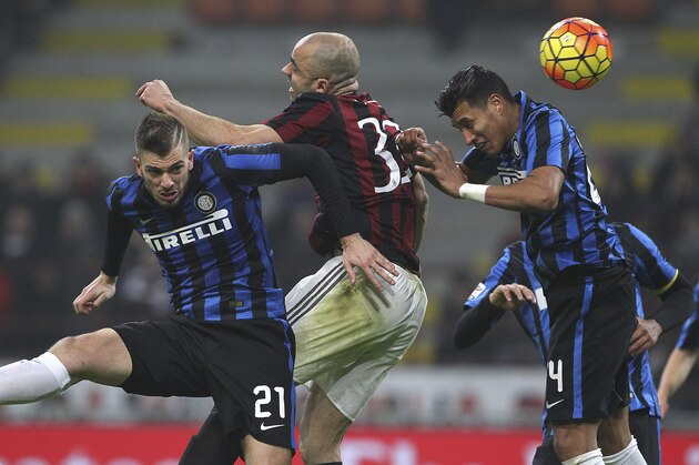 MILAN, ITALY - JANUARY 31:  Alex Dias da Costa (C) of AC Milan competes for the ball with Davide Santon (L) and Jeison Murillo (R) of FC Internazionale Milano during the Serie A match between AC Milan and FC Internazionale Milano at Stadio Giuseppe Meazza on January 31, 2016 in Milan, Italy.  (Photo by Marco Luzzani/Getty Images)