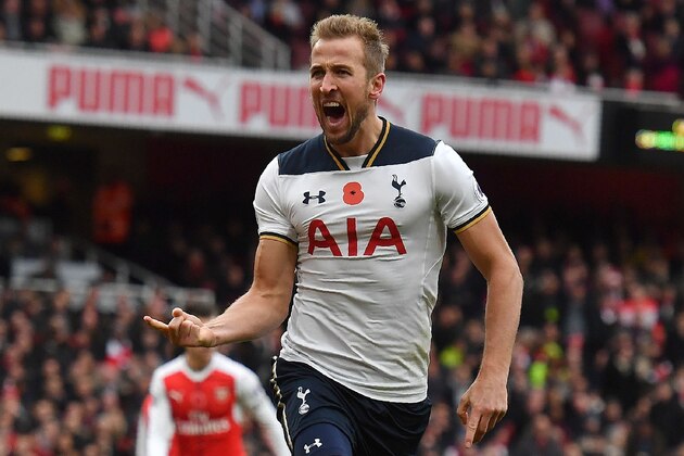 Tottenham Hotspur's English striker Harry Kane celebrates scoring his team's first goal from the penalty spot during the English Premier League football match between Arsenal and Tottenham Hotspur at the Emirates Stadium in London on November 6, 2016.  / AFP / BEN STANSALL / RESTRICTED TO EDITORIAL USE. No use with unauthorized audio, video, data, fixture lists, club/league logos or 'live' services. Online in-match use limited to 75 images, no video emulation. No use in betting, games or single club/league/player publications.  /         (Photo credit should read BEN STANSALL/AFP/Getty Images)