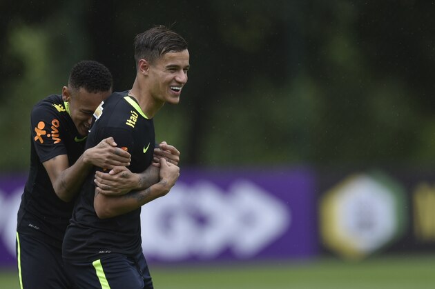 Brazil's players Neymar (L) and Philippe Coutinho joke during a training session of the national football team at the Atletico Mineiro Training Centre in Vespasiano, Minas Gerais, Brazil, on November 13, 2016 ahead of their 2018 World Cup qualifier match against Peru.  / AFP / DOUGLAS MAGNO        (Photo credit should read DOUGLAS MAGNO/AFP/Getty Images)