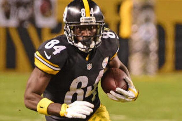 Pittsburgh Steelers wide receiver Antonio Brown (84) runs after a catch during the second half of an NFL football game against the Dallas Cowboys in Pittsburgh, Sunday, Nov. 13, 2016. (AP Photo/Fred Vuich)