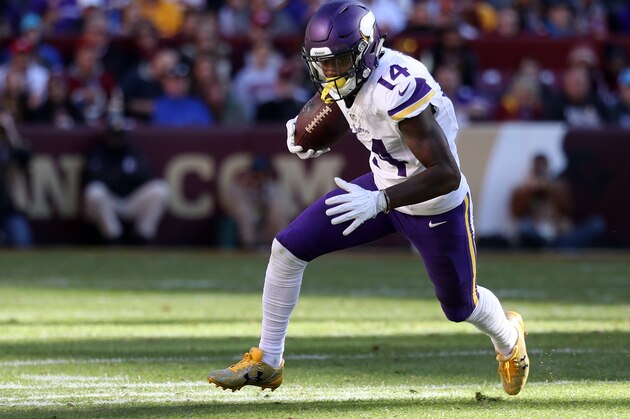 LANDOVER, MD - NOVEMBER 13: Wide receiver Stefon Diggs #14 of the Minnesota Vikings carries the ball against the Washington Redskins in the second quarter at FedExField on November 13, 2016 in Landover, Maryland. (Photo by Rob Carr/Getty Images)