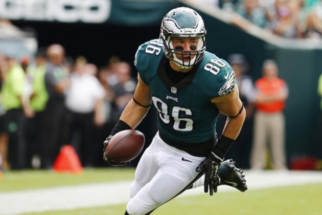 Philadelphia Eagles tight end Zach Ertz runs the ball against the Cleveland Browns during an NFL football game at Lincoln Financial Field in Philadelphia, Sunday, Sept. 11, 2016. (Winslow Townson/AP Images for Panini)