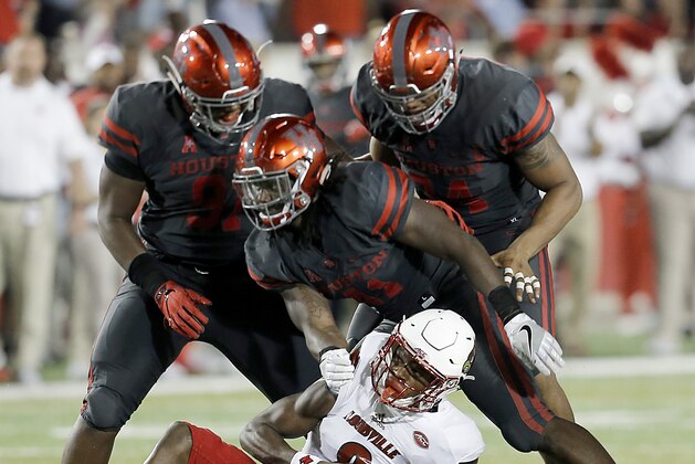 HOUSTON, TX - NOVEMBER 17: Quarterback Lamar Jackson #8 of the Louisville Cardinals is sacked by linebacker Steven Taylor #41 of the Houston Cougars in the second quarter at TDECU Stadium on November 17, 2016 in Houston, Texas. (Photo by Thomas B. Shea/Getty Images)