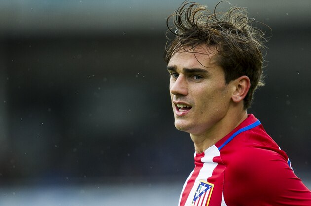 SAN SEBASTIAN, SPAIN - NOVEMBER 05:  Antoine Griezmann of Atletico Madrid reacts during the La Liga match between Real Sociedad de Futbol and Atletico Madrid at Estadio Anoeta on November 5, 2016 in San Sebastian, Spain.  (Photo by Juan Manuel Serrano Arce/Getty Images)