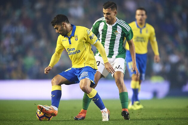 SEVILLE, SPAIN - NOVEMBER 18:  Pedro Tanausu 'Tana' of UD Las Palmas (L) competes for the ball with Dani Ceballos of Real Betis Balompie (R) during the La Liga match between Real Betis Balompie and UD Las Palmas at Benito Villamarin stadium on November 18, 2016 in Seville, Spain.  (Photo by Aitor Alcalde Colomer/Getty Images)