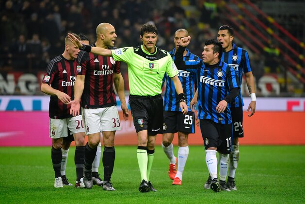 Inter Milan's Chilean midfielder Gary Medel (R) and AC Milan's Brazilian defender Alex (L) argue with referee Antonio Damato Di Barletta during the Italian Serie A football match between AC Milan and Inter Milan at San Siro Stadium in Milan on January 31, 2016. / AFP / OLIVIER MORIN        (Photo credit should read OLIVIER MORIN/AFP/Getty Images)
