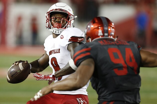 HOUSTON, TX - NOVEMBER 17: Quarterback Lamar Jackson #8 of the Louisville Cardinals is pressured by defensive end Cameron Malveaux #94 of the Houston Cougars in the third quarter at TDECU Stadium on November 17, 2016 in Houston, Texas. Houston Cougars won 36 to 10. (Photo by Thomas B. Shea/Getty Images)