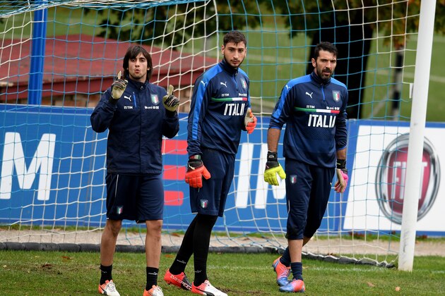FLORENCE, ITALY - NOVEMBER 10:  (L-R) Mattia Perin, Gianluigi Donnarumma and Gianluigi Buffon look on during the training session at the club's training ground  at Coverciano on November 10, 2016 in Florence, Italy.  (Photo by Claudio Villa/Getty Images)