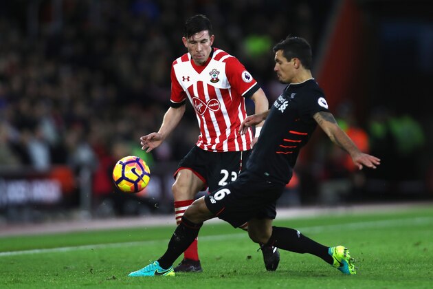 SOUTHAMPTON, ENGLAND - NOVEMBER 19:  Pierre-Emile Hojbjerg of Southampton (L) and Dejan Lovren of Liverpool (R) battle for possession during the Premier League match between Southampton and Liverpool at St Mary's Stadium on November 19, 2016 in Southampton, England.  (Photo by Bryn Lennon/Getty Images)
