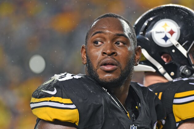 PITTSBURGH, PA - OCTOBER 02: Linebacker Vince Williams #98 of the Pittsburgh Steelers looks on from the sideline during a game against the Kansas City Chiefs at Heinz Field on October 2, 2016 in Pittsburgh, Pennsylvania. The Steelers defeated the Chiefs 43-14. (Photo by George Gojkovich/Getty Images)