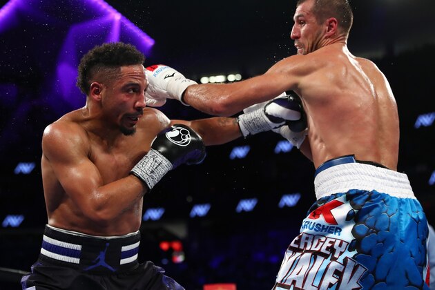LAS VEGAS, NV - NOVEMBER 19:   (L-R) Andre Ward battles Sergey Kovalev of Russia during their light heavyweight title bout at T-Mobile Arena on November 19, 2016 in Las Vegas, Nevada.  (Photo by Al Bello/Getty Images)
