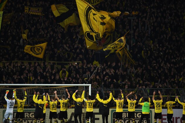 Dortmund´s players celebrate after the German first division Bundesliga football match between Borussia Dortmund and FC Bayern Munich in Dortmund on November 19, 2016. / AFP / PATRIK STOLLARZ / RESTRICTIONS: DURING MATCH TIME: DFL RULES TO LIMIT THE ONLINE USAGE TO 15 PICTURES PER MATCH AND FORBID IMAGE SEQUENCES TO SIMULATE VIDEO. == RESTRICTED TO EDITORIAL USE == FOR FURTHER QUERIES PLEASE CONTACT DFL DIRECTLY AT + 49 69 650050
        (Photo credit should read PATRIK STOLLARZ/AFP/Getty Images)
