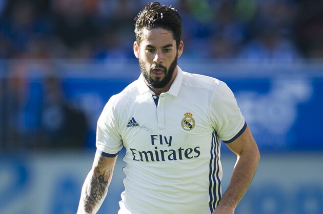 VITORIA-GASTEIZ, SPAIN - OCTOBER 29:  Isco of Real Madrid controls the ball during the La Liga match between Deportivo Alaves and Real Madrid at Mendizorroza stadium on October 29, 2016 in Vitoria-Gasteiz, Spain.  (Photo by Juan Manuel Serrano Arce/Getty Images)