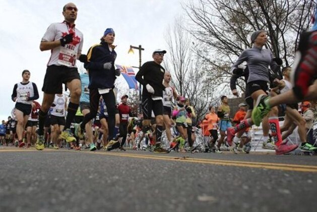 Runners make their way down the Benjamin Franklin Parkway in Philadelphia at the start of the Philadelphia Marathon, Sunday, Nov. 22, 2015.  (AP Photo/ Joseph Kaczmarek)