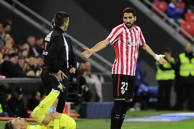 Villarreal's midfielder Samuel Castillejo (L) falls down past Athletic Bilbao's midfielder Raul Garcia during the Spanish league football match Athletic Club Bilbao vs Villarreal CF at the San Mames stadium in Bilbao, on November 20, 2016. / AFP / ANDER GILLENEA        (Photo credit should read ANDER GILLENEA/AFP/Getty Images)