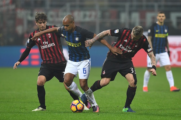 MILAN, ITALY - NOVEMBER 20:  Joao Mario (C) of FC Internazionale is challenged by Juraj Kucka (R) and Manuel Locatelli of AC Milan during the Serie A match between AC Milan and FC Internazionale at Stadio Giuseppe Meazza on November 20, 2016 in Milan, Italy.  (Photo by Valerio Pennicino/Getty Images)