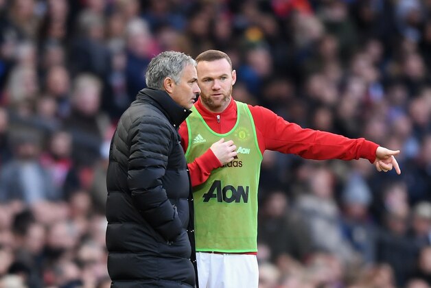 MANCHESTER, ENGLAND - NOVEMBER 19:  Jose Mourinho, Manager of Manchester United (L) speaks to Wayne Rooney of Manchester United (R)  during the Premier League match between Manchester United and Arsenal at Old Trafford on November 19, 2016 in Manchester, England.  (Photo by Michael Regan/Getty Images)