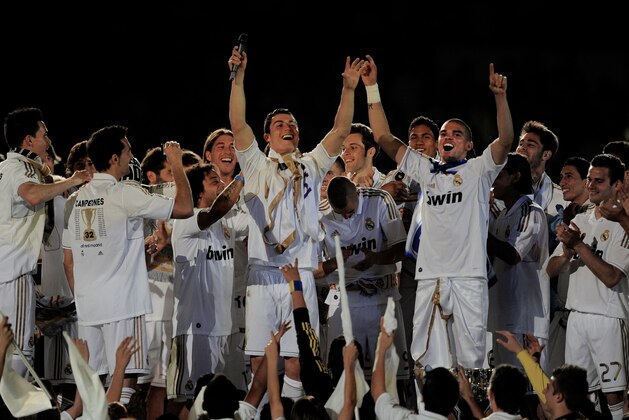 MADRID, SPAIN - MAY 13:  Cristiano Ronaldo (C) and Pepe (R) of Real Madrid CF celebrate winning the La Liga title with team-mates after the La Liga match between Real Madrid CF and RCD Mallorca at Estadio Santiago Bernabeu on May 13, 2012 in Madrid, Spain.  (Photo by Denis Doyle/Getty Images)