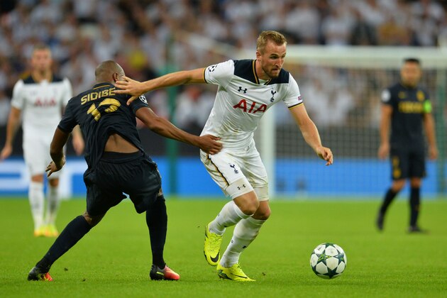Tottenham Hotspur's English striker Harry Kane (R) gets past Monaco's French defender Djibril Sidibe during the UEFA Champions League group E football match between Tottenham Hotspur and Monaco at Wembley Stadium in north London on September 14, 2016. / AFP / GLYN KIRK        (Photo credit should read GLYN KIRK/AFP/Getty Images)