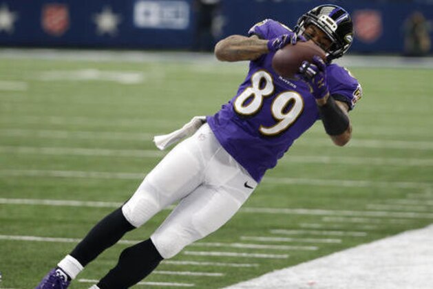 Baltimore Ravens wide receiver Steve Smith (89) makes a catch along the sideline for his 999th career catch in the first half of an NFL football game against the Dallas Cowboys on Sunday, Nov. 20, 2016, in Arlington, Texas. (AP Photo/Michael Ainsworth)