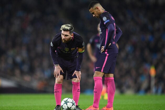 MANCHESTER, ENGLAND - NOVEMBER 01:  Lionel Messi and Neymar of Barcelona line up a free kick during the UEFA Champions League Group C match between Manchester City FC and FC Barcelona at Etihad Stadium on November 1, 2016 in Manchester, England.  (Photo by Laurence Griffiths/Getty Images)