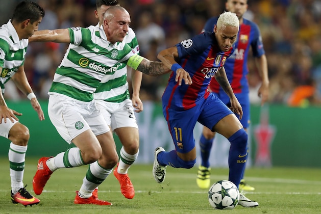 (L-R) Cristian Gamboa of Celtic FC, Scott Brown of Celtic FC, Neymar of FC Barcelonaduring the UEFA Champions League group C match between FC Barcelona and Celtic on September 13, 2016 at the Camp Nou stadium in Barcelona, Spain.(Photo by VI Images via Getty Images)