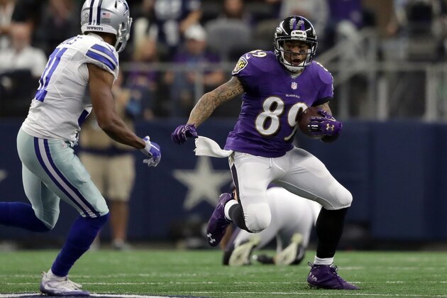 ARLINGTON, TX - NOVEMBER 20:   Steve Smith #89 of the Baltimore Ravens runs after catching a pass against the Dallas Cowboys at AT&T Stadium on November 20, 2016 in Arlington, Texas.  (Photo by Ronald Martinez/Getty Images)