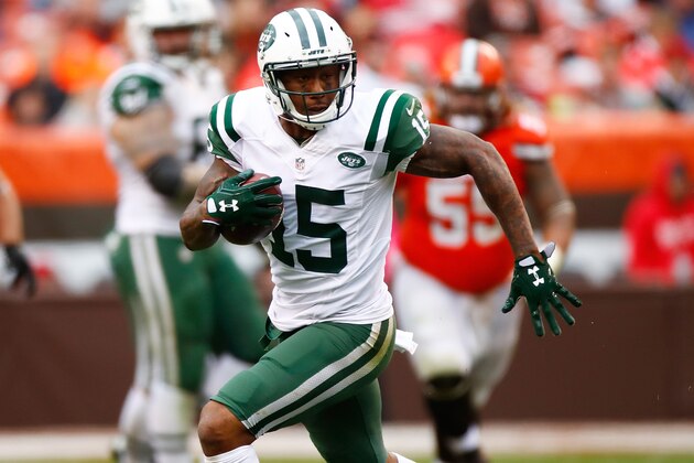 CLEVELAND, OH - OCTOBER 30: Brandon Marshall #15 of the New York Jets runs with the ball while playing the Cleveland Browns at FirstEnergy Stadium on October 30, 2016 in Cleveland, Ohio. (Photo by Gregory Shamus/Getty Images)