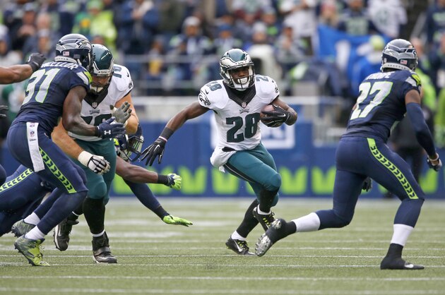 SEATTLE, WA - NOVEMBER 20:  Running back Wendell Smallwood #28 of the Philadelphia Eagles looks for a way through the Seattle Seahawks defense at CenturyLink Field on November 20, 2016 in Seattle, Washington.  (Photo by Otto Greule Jr/Getty Images)