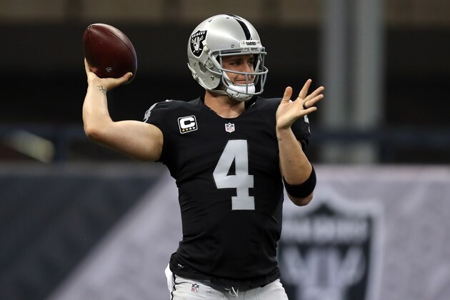MEXICO CITY, MEXICO - NOVEMBER 21:   Derek Carr #4 of the Oakland Raiders warms up on the field prior to the game against the Houston Texans at Estadio Azteca on November 21, 2016 in Mexico City, Mexico.  (Photo by Buda Mendes/Getty Images)
