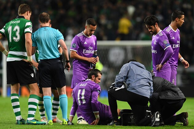 Real Madrid's Welsh forward Gareth Bale (DOWN) is checked by medics during the UEFA Champions League football match Sporting CP vs Real Madrid CF at the Jose Alvalade stadium in Lisbon on November 22, 2016. / AFP / FRANCISCO LEONG        (Photo credit should read FRANCISCO LEONG/AFP/Getty Images)