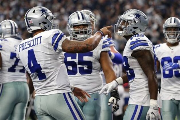 Dak Prescott, de los Cowboys de Dallas, festeja con su receptor Dez Bryant (derecha), luego de que este último atrapó un pase de anotación en el duelo contra los Ravens de Baltimore, el domingo 20 de noviembre de 2016 (AP Foto/Michael Ainsworth)