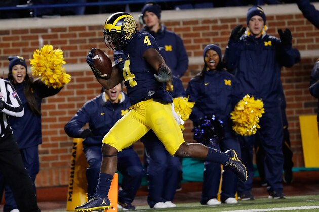 ANN ARBOR, MI - NOVEMBER 19: De'Veon Smith #4 of the Michigan Wolverines runs for a second half touchdown while playing the Indiana Hoosiers on November 19, 2016 at Michigan Stadium in Ann Arbor, Michigan. Michigan won the game 20-10. (Photo by Gregory Shamus/Getty Images)